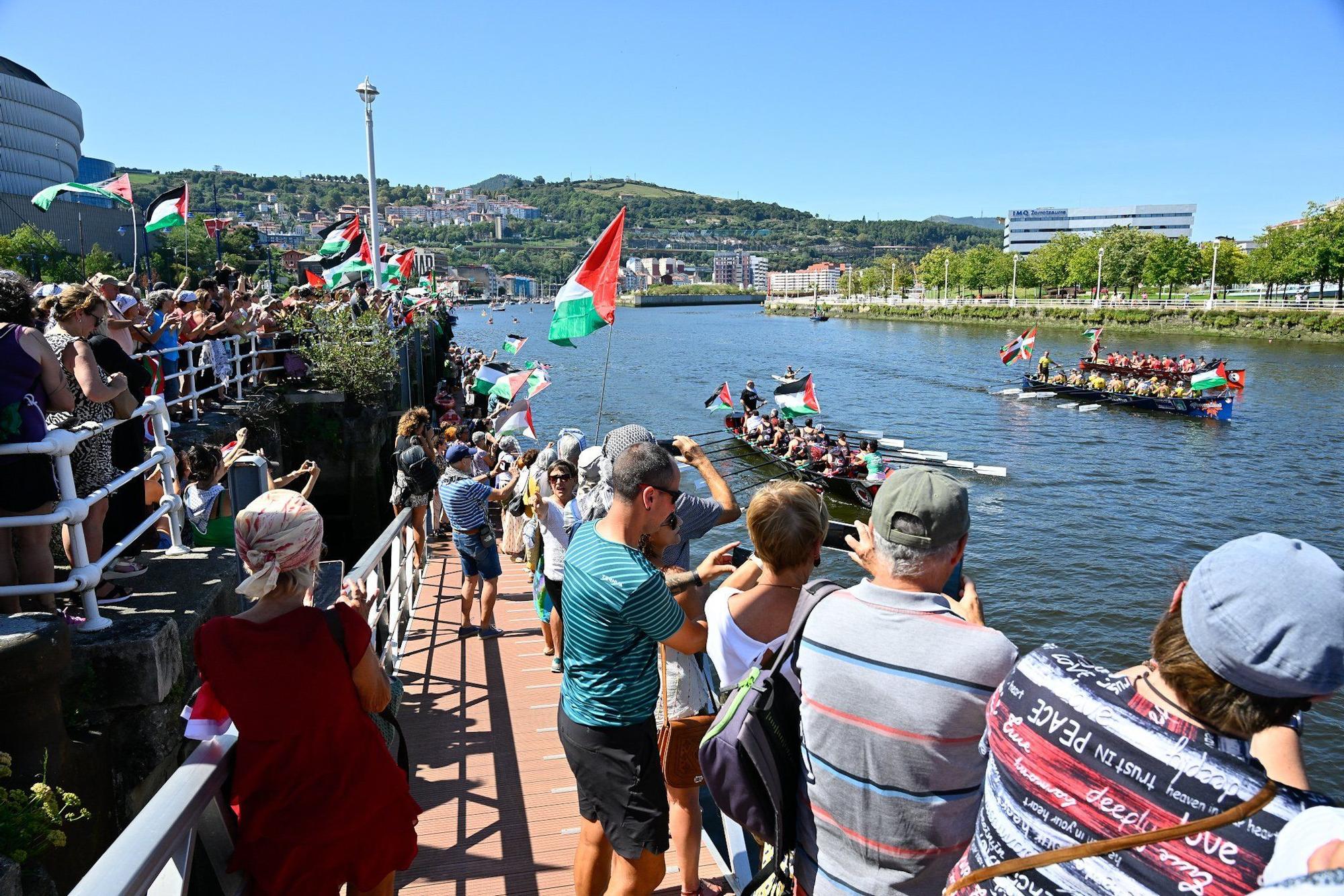 En imágenes: marcha marítima por la ría en solidaridad con Palestina desde Santurtzi