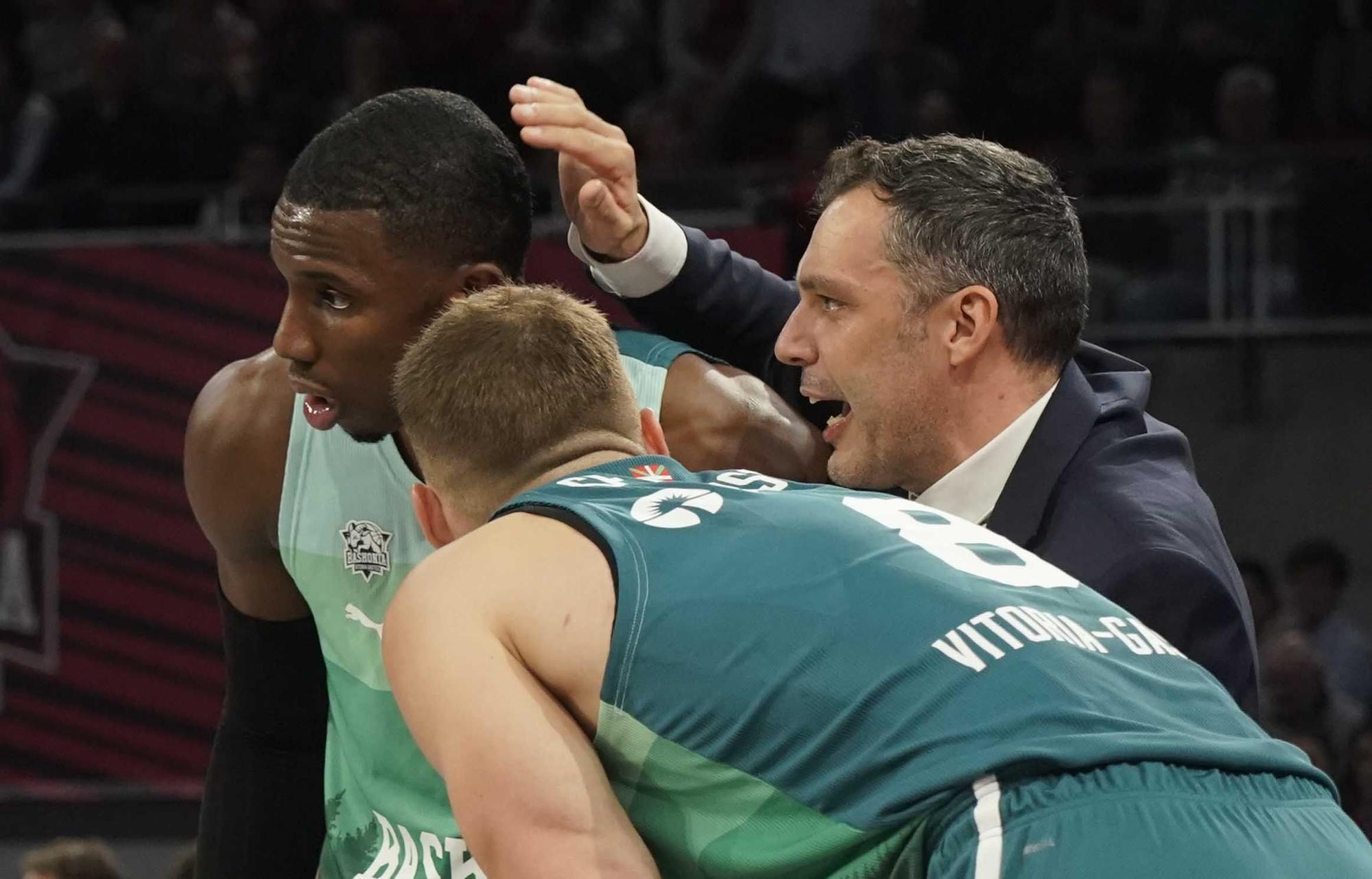 Todas las imágenes del Baskonia - Dubái (92-85)