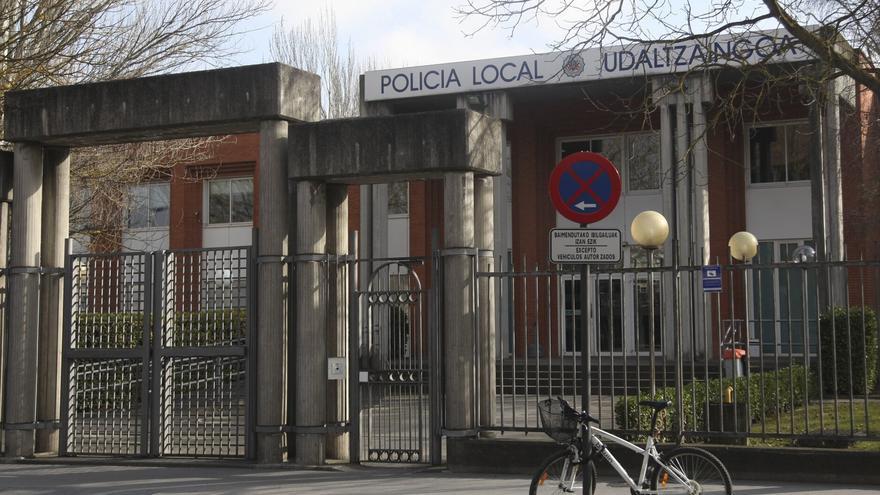 Va a recuperar su coche retirado por la grúa y le detienen por una orden de búsqueda