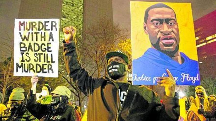 Manifestantes, durante una protesta contra el homicidio y la represión policial, sostienen una imagen de George Floyd, en Mineápolis. Foto: E.P.