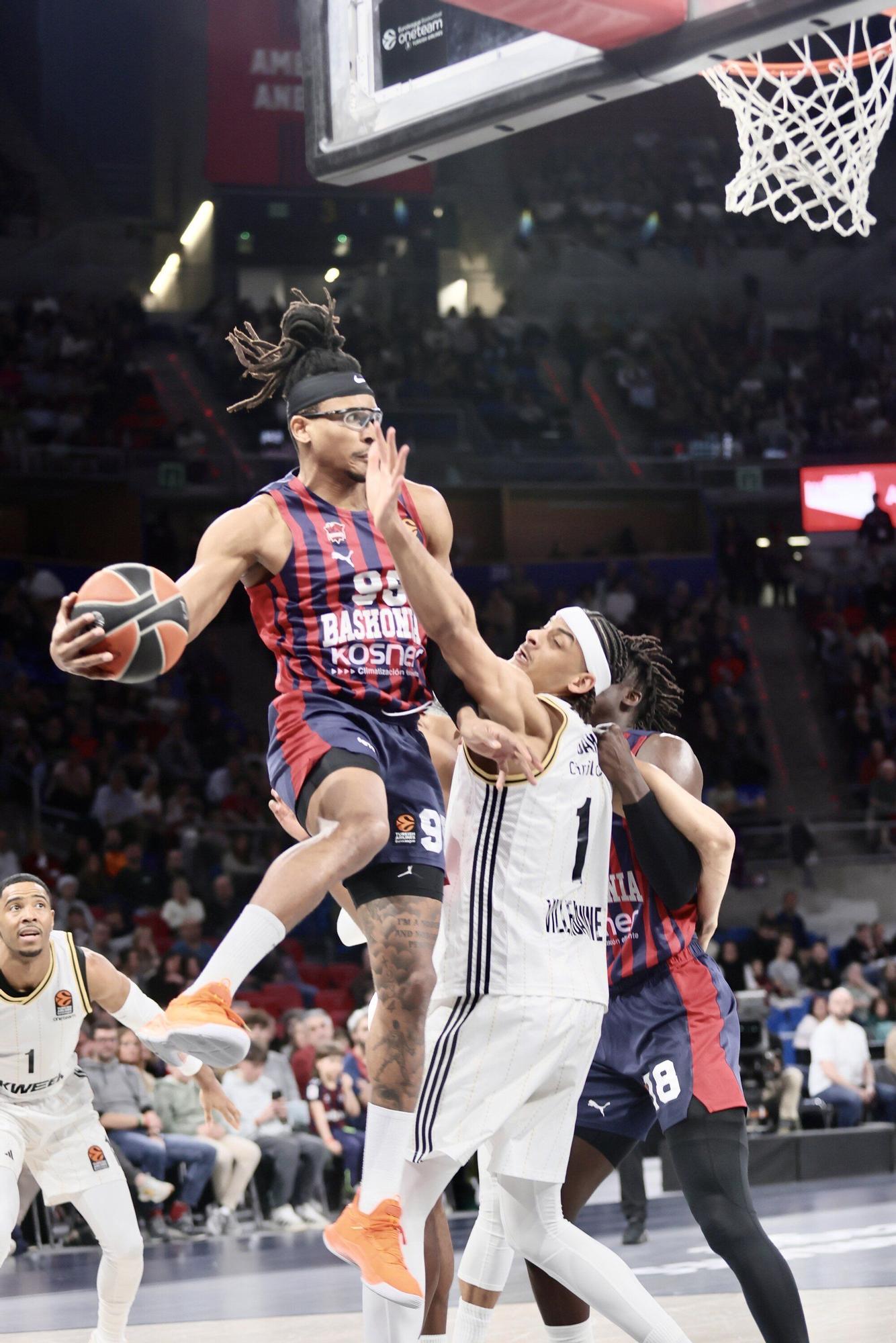Las imágenes del Baskonia-Asvel de Euroliga en el Buesa Arena