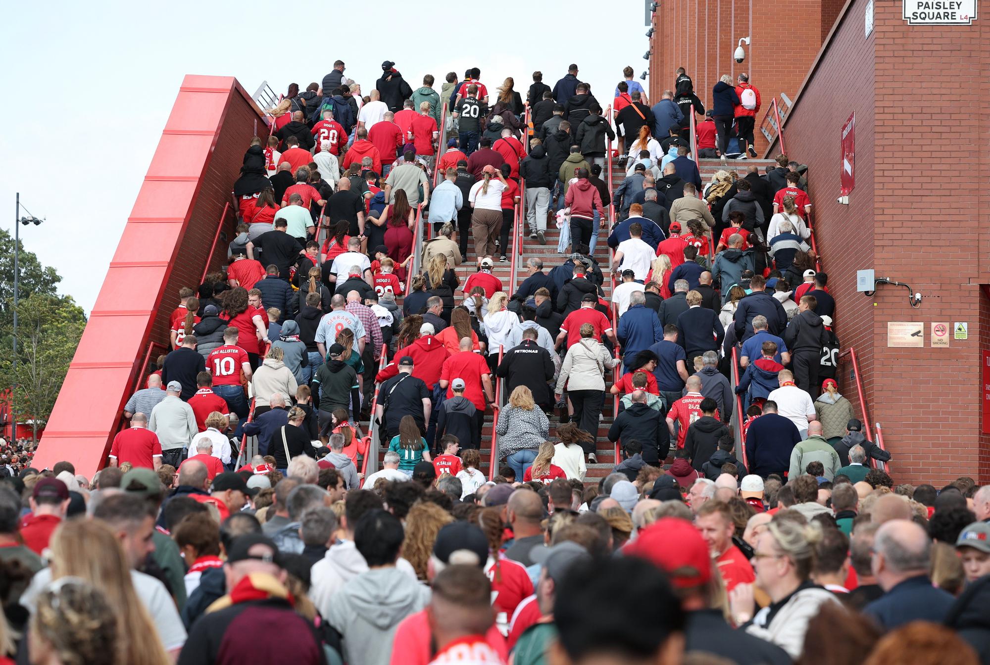 En imágenes: desalojo de la tribuna de Anfield