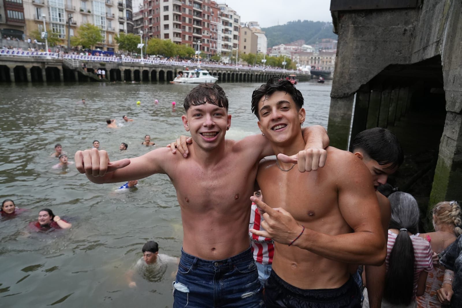 En imágenes: chapuzón en la ría de Bilbao tras el txupin