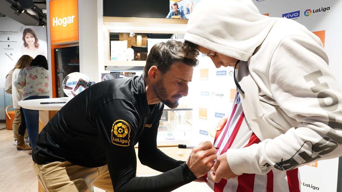 Aritz Aduriz firma un autógrafo en un acto al que acudió como embajador de LaLiga.
