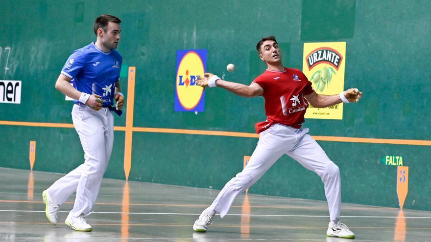 Peio Etxeberria muestra los galones