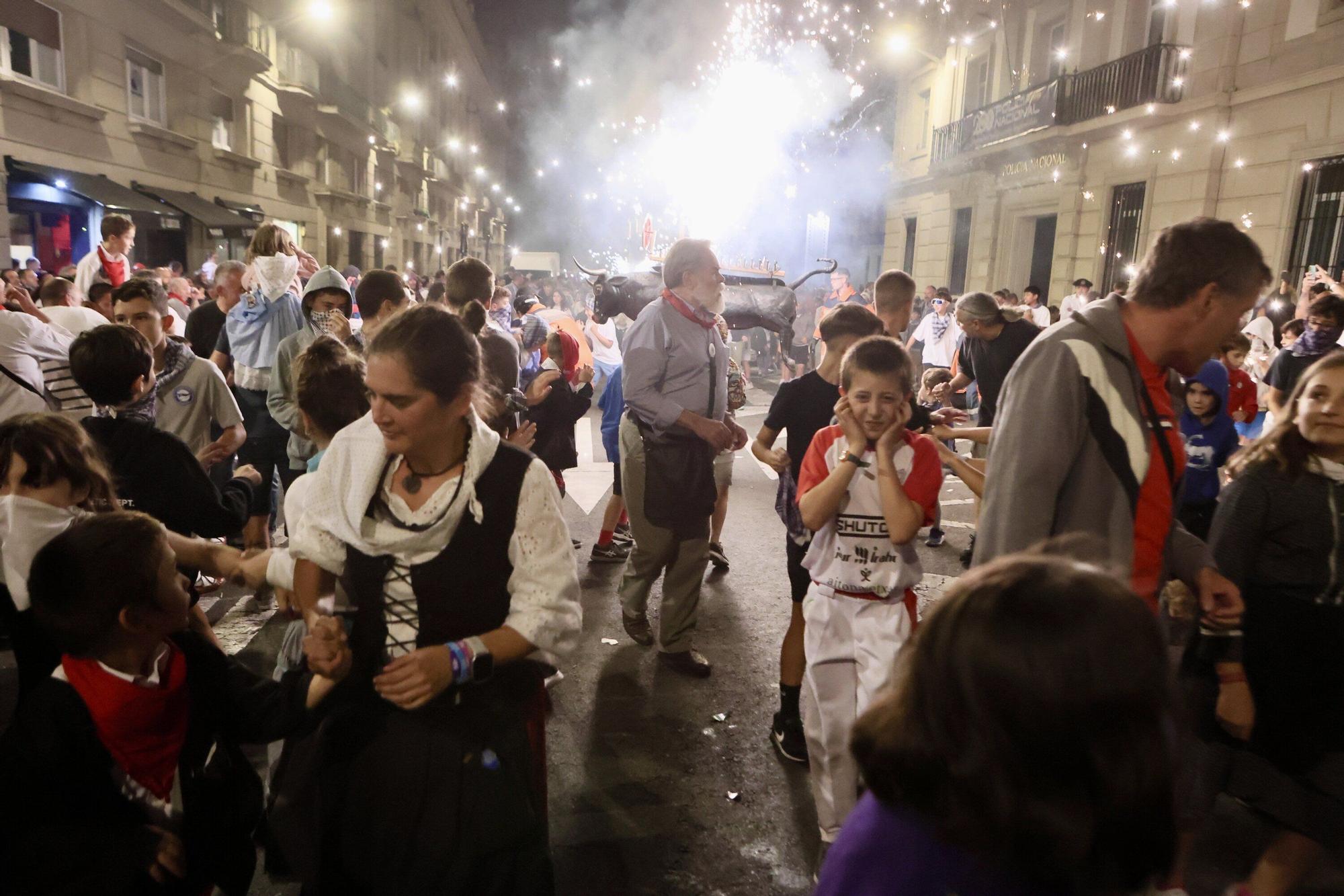 Toros de fuego en la calle Olaguibel