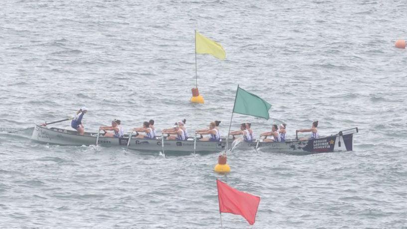 Arraun Lagunak, durante la regata disputada en Orio.