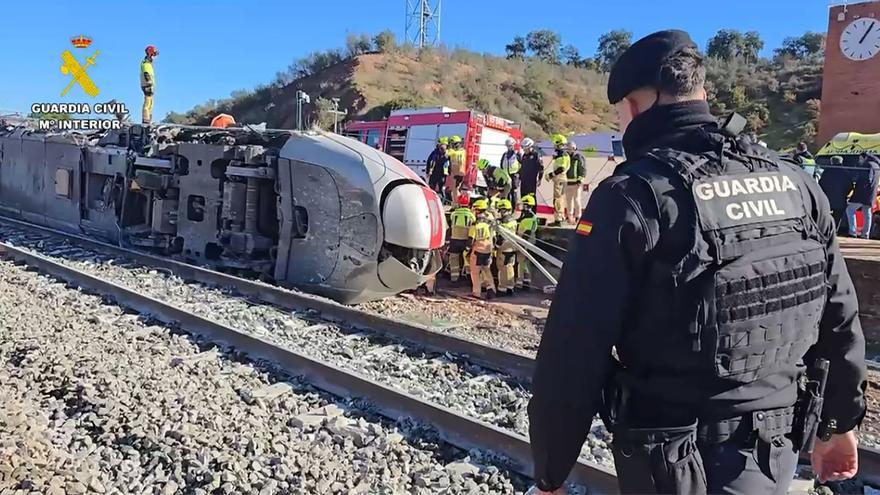 Última hora del accidente de tren en Adamuz (Córdoba) | La maquinaria pesada trabaja en Adamuz para recuperar más posibles víctimas, 41 fallecidos confirmados