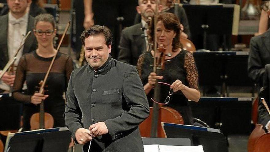 El maestro Robert Treviño, el año pasado, en una de sus actuaciones como director invitado por la OSE.