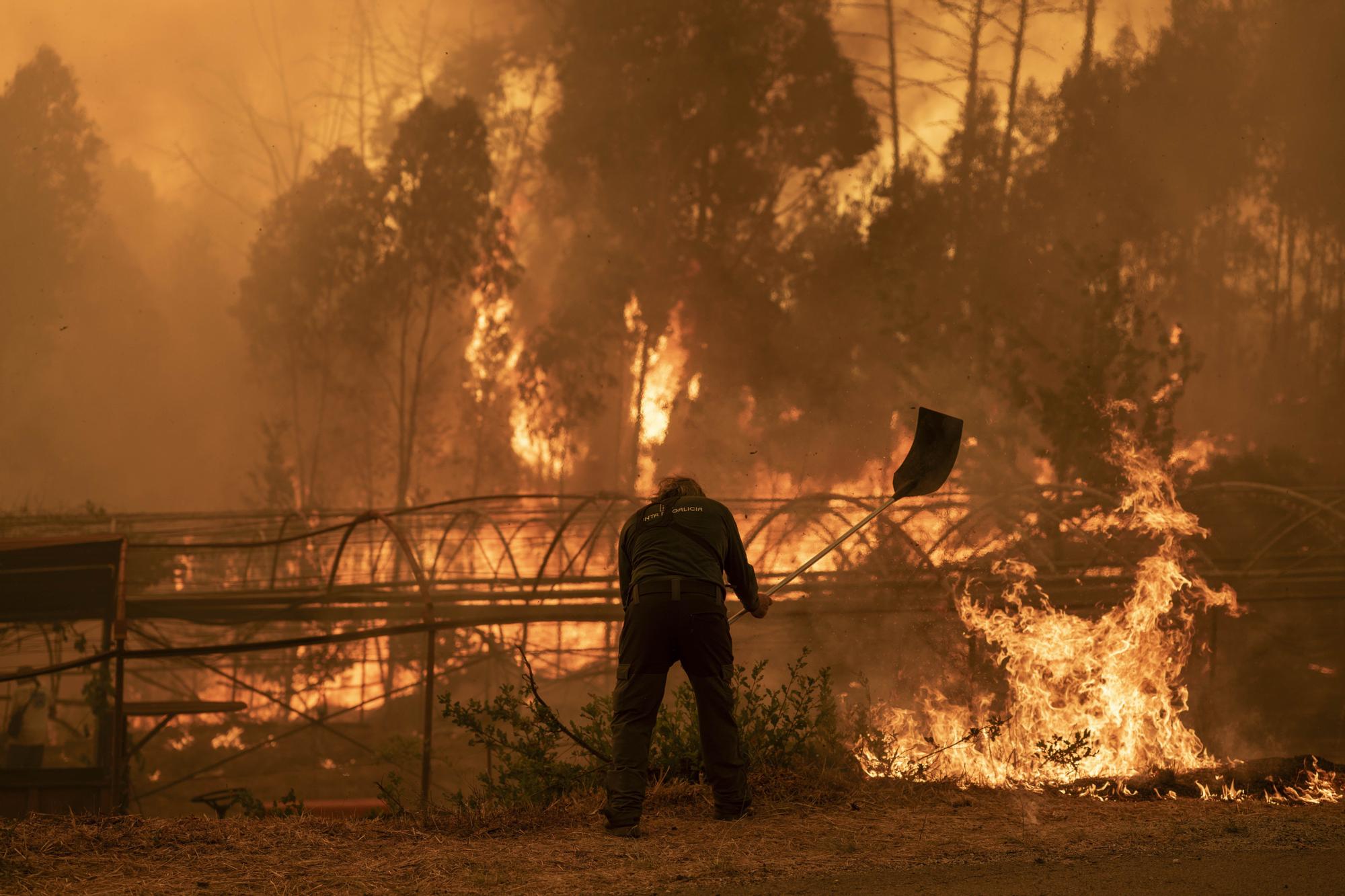 Los incendios no dan tregua en Ourense: los vecinos trabajan en labores de extinción del fuego de Carballeda de Avia