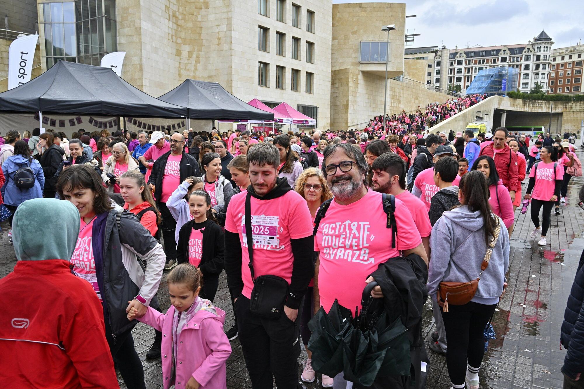 En imágenes: los paraguas tiñen la marea rosa de Bilbao