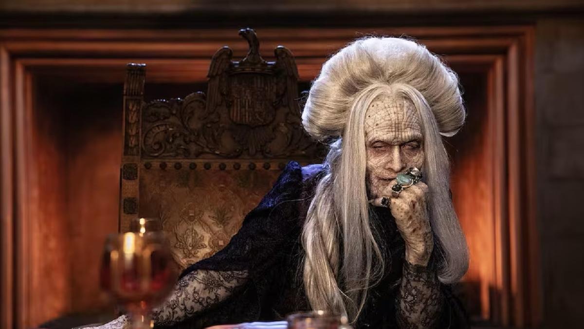 400 años contemplan a un conde Drácula, sentado en un trono de escudo que recuerda al de los Reyes Católicos, en esta versión barroca, histriónica y apabullante de Luc Besson