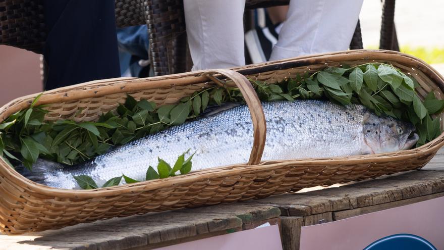 Vendido por 9.400 euros el primer salmón de la temporada en Asturias tras una reñida subasta