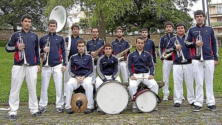 Los componentes de la Txaranga Malatxo, sobre estas líneas, posando en Tafalla.