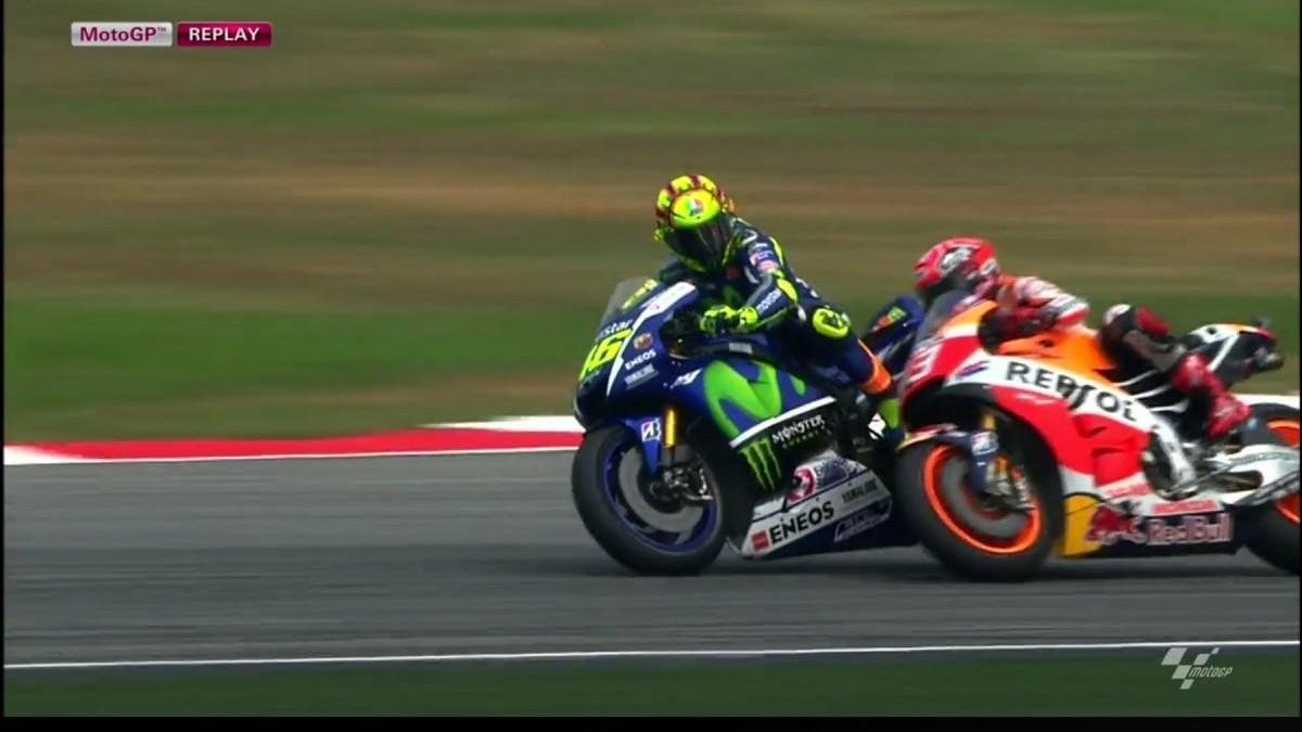 Rossi mirando a Márquez antes de derribar al catalán en Sepang en 2015