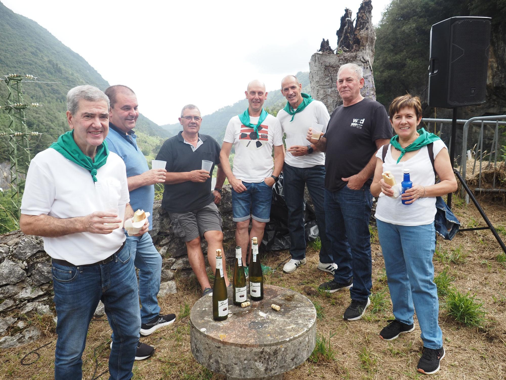 Fiesta en verde y blanco en la ermita de Santa Ana de Mendaro