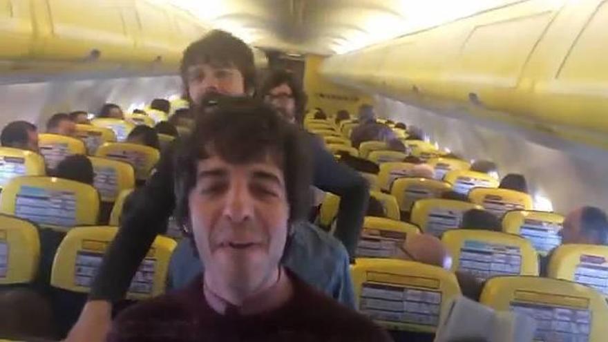 Sidonie, cantando en un avión de la compañía low cost entre Barcelona y Santiago.