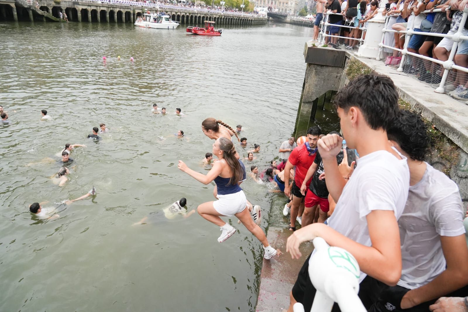 En imágenes: chapuzón en la ría de Bilbao tras el txupin