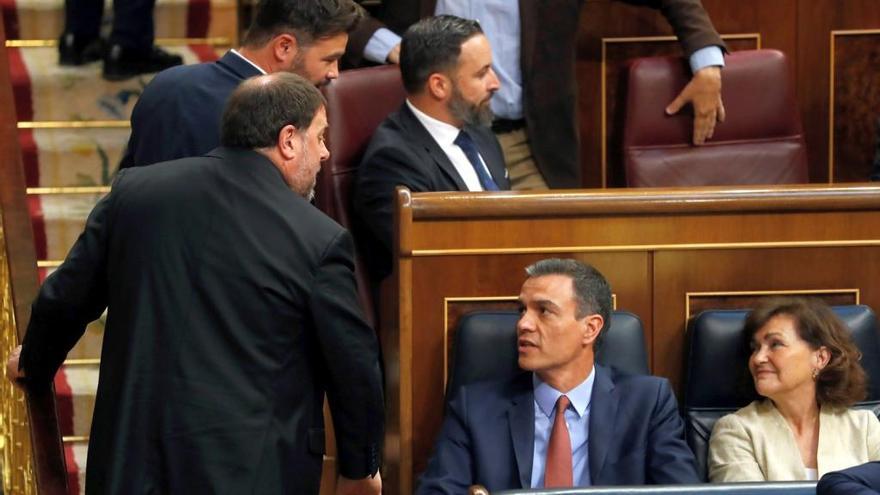 Pedro Sánchez y Oriol Junqueras se estrechan la mano en el Congreso en mayo de 2019, con motivo de la presencia de los presos soberanistas en la Cámara baja.