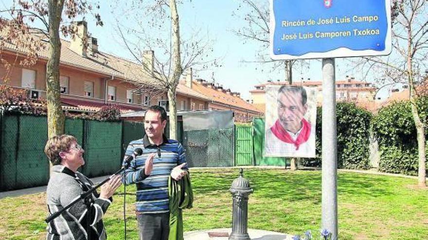 La viuda de José Luis Campo, Cati Nicomedes, y el alcalde, Xabi Lasa, junto a la placa.