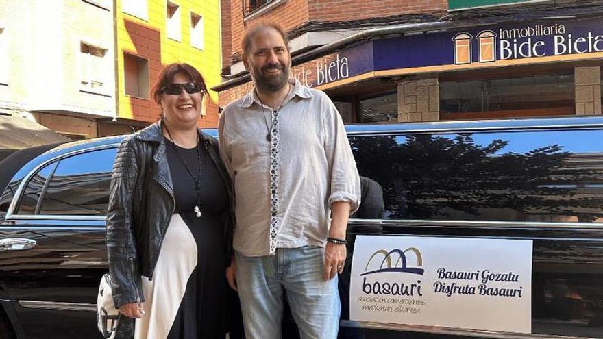 De compras por Basauri en limusina: “La gente se paraba junto al vehículo para hacerse fotos”