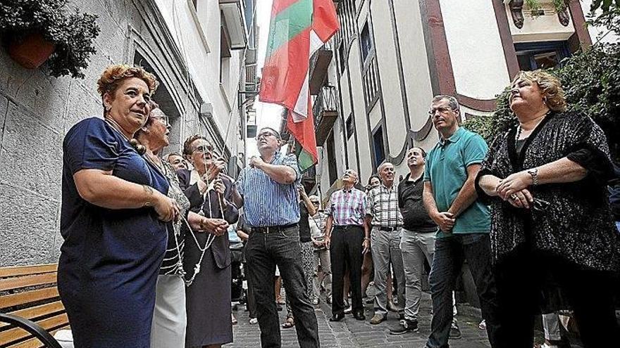 Las militantes veteranas Petra Azpiazu y Garbiñe Zumalabe izaron la ikurriña tras el aurresku, ayer en Mutriku.Editar
