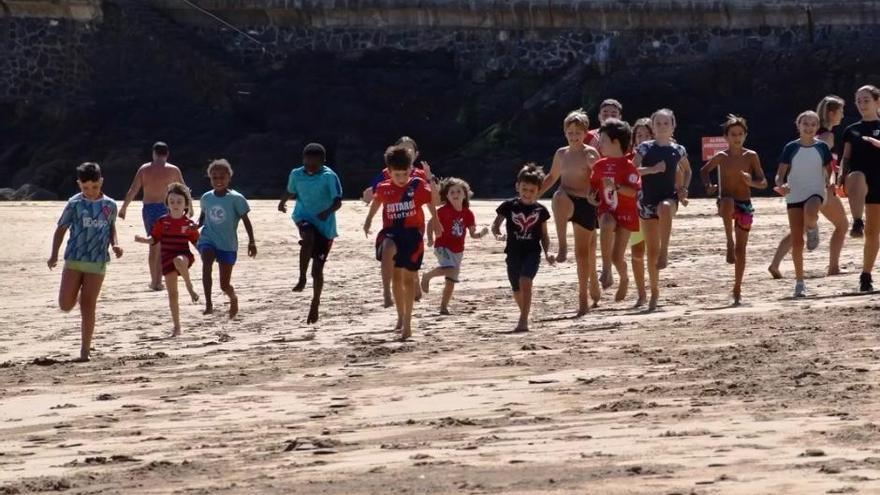 Exhibición de atletismo en la playa de Arrigorri