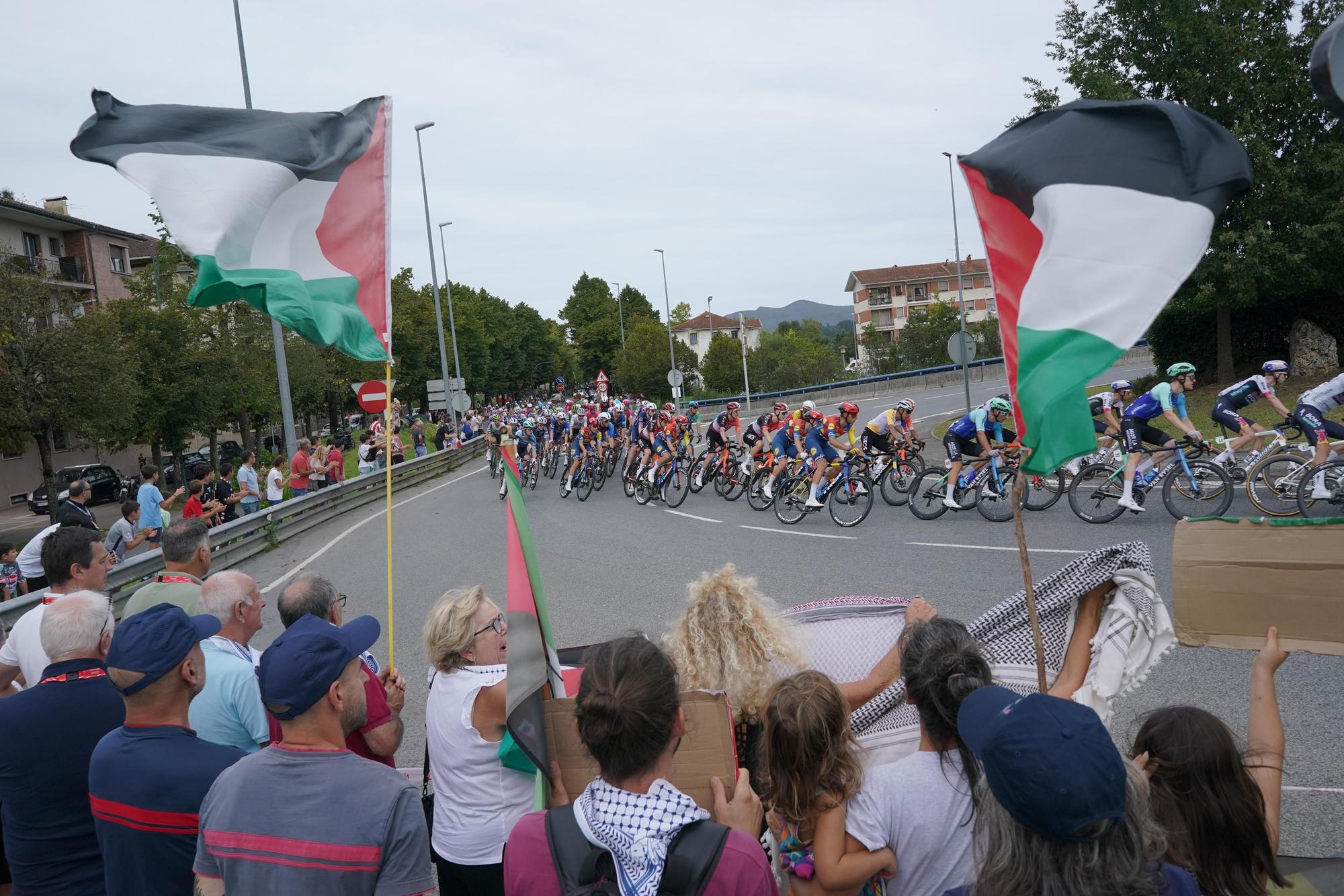 La Vuelta en Bizkaia: banderas palestinas a su paso por Gernika