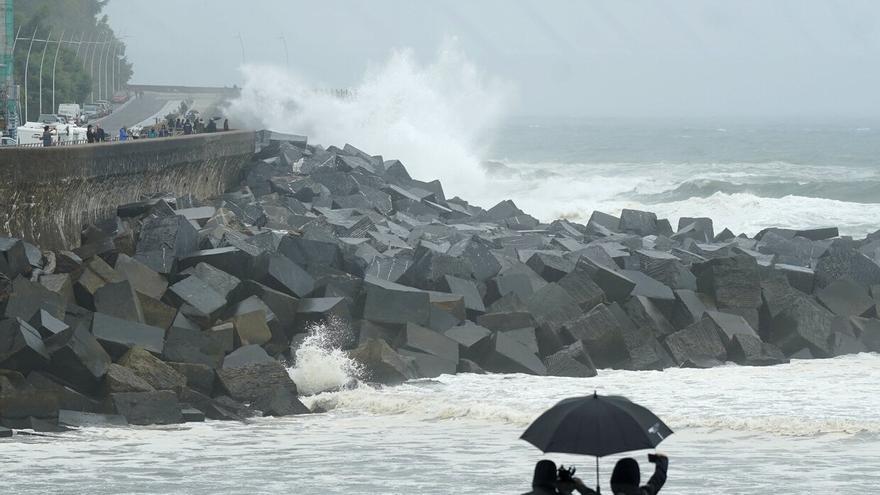La borrasca ‘Patricia’ cubre agosto de lluvias y fuertes olas