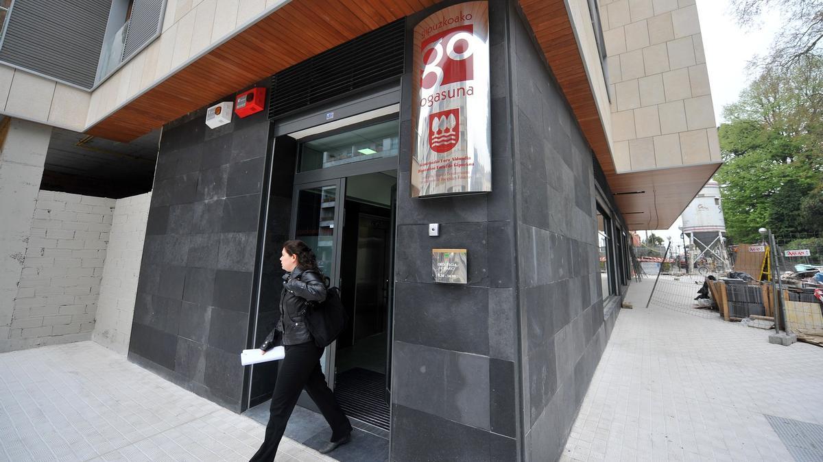 Una persona sale de la oficina de la Hacienda foral de Irun.