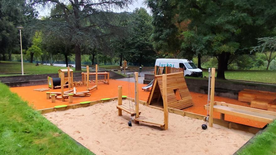 Arrigorriaga crea un parque infantil con juegos y elementos que se integran en la naturaleza