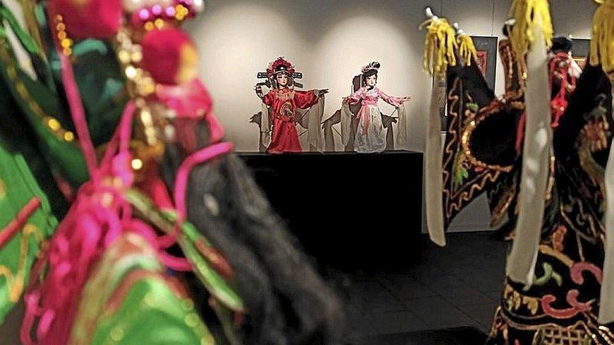 Asiako txotxongiloak Topic-en