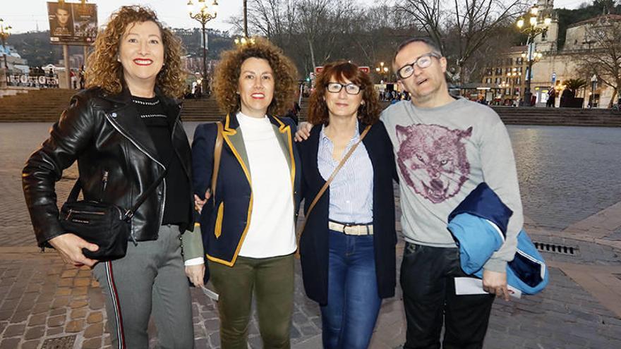 Encar García, Blanca García, Naiara Rodríguez y Eduardo Gaviña, alias ‘Yogurinha Borova’. Fotos: Pablo Viñas