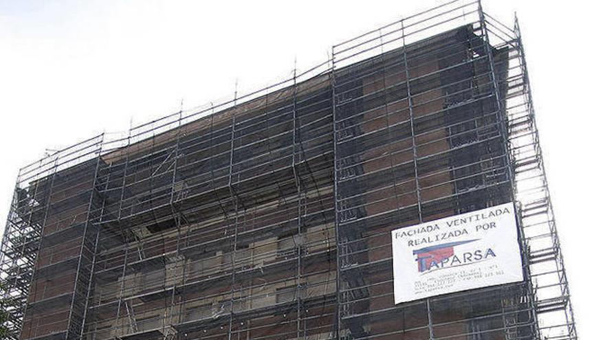 Exterior de una fachada de viviendas en obras.
