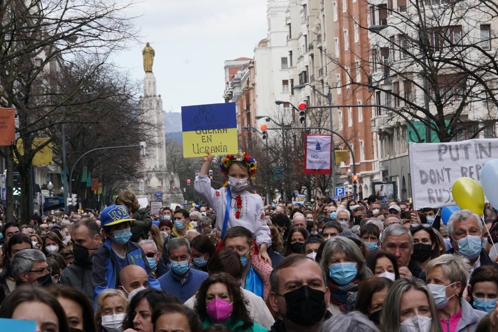 Miles de vascos se manifiestan en contra de la invasión rusa en Ucrania