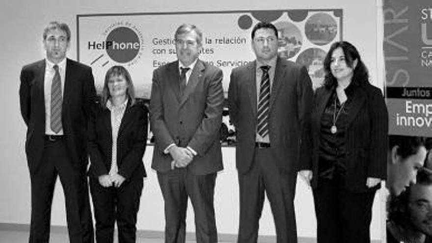 Roig y Carmen Leza, con los promotores de la empresa.