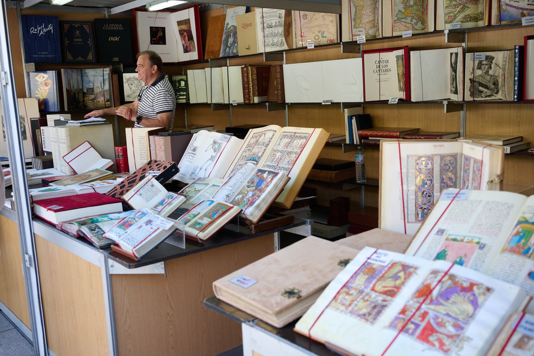 La historia de Navarra triunfa en la Feria del Libro Antiguo