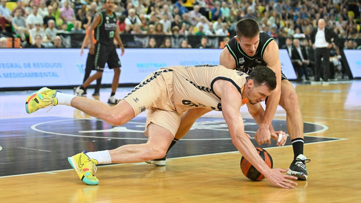 Xavi Rabaseda pugna por un balón con Rodions Kurucs.