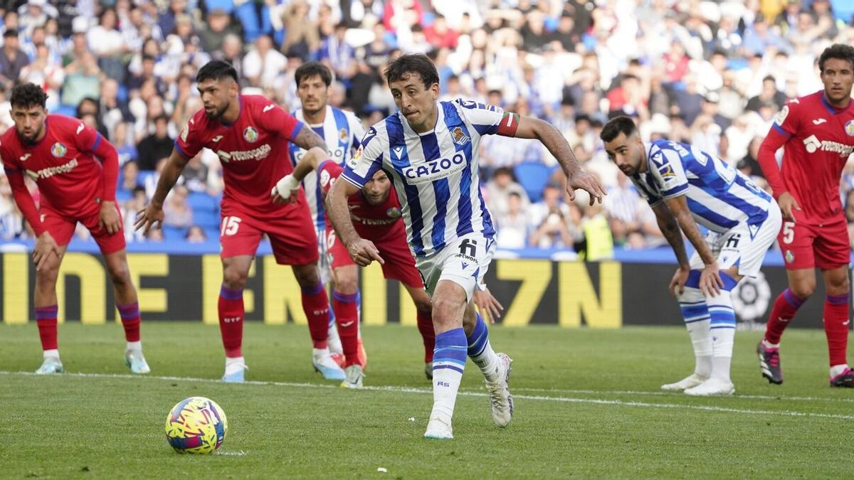 Oyarzabal se dispone a lanzar el penalti que erró ante el Getafe.