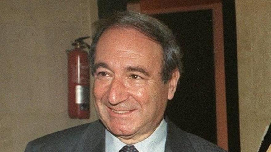 Fotografía de archivo, del 14 de enero de 1997, de Juan María Bandrés, fundador de Euskadiko Ezkerra y una de las figuras clave en la transición en Euskadi, que ha fallecido esta madrugada, según han confirmado fuentes del Gobierno vasco