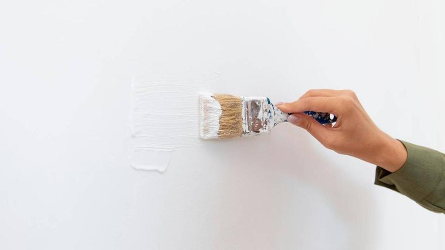 Adiós a la humedad y a esperar a que se seque la pintura: el invento de Leroy Merlin &quot;que hace tu trabajo más fácil&quot;