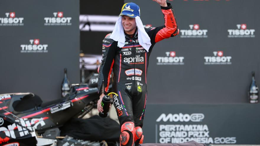 Bezzecchi aprovecha el vacío de poder de Marc Márquez, que sella su peor resultado del año