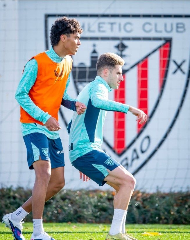 Navarro y Selton disputan una pelota en la sesión preparatoria del Athletic.