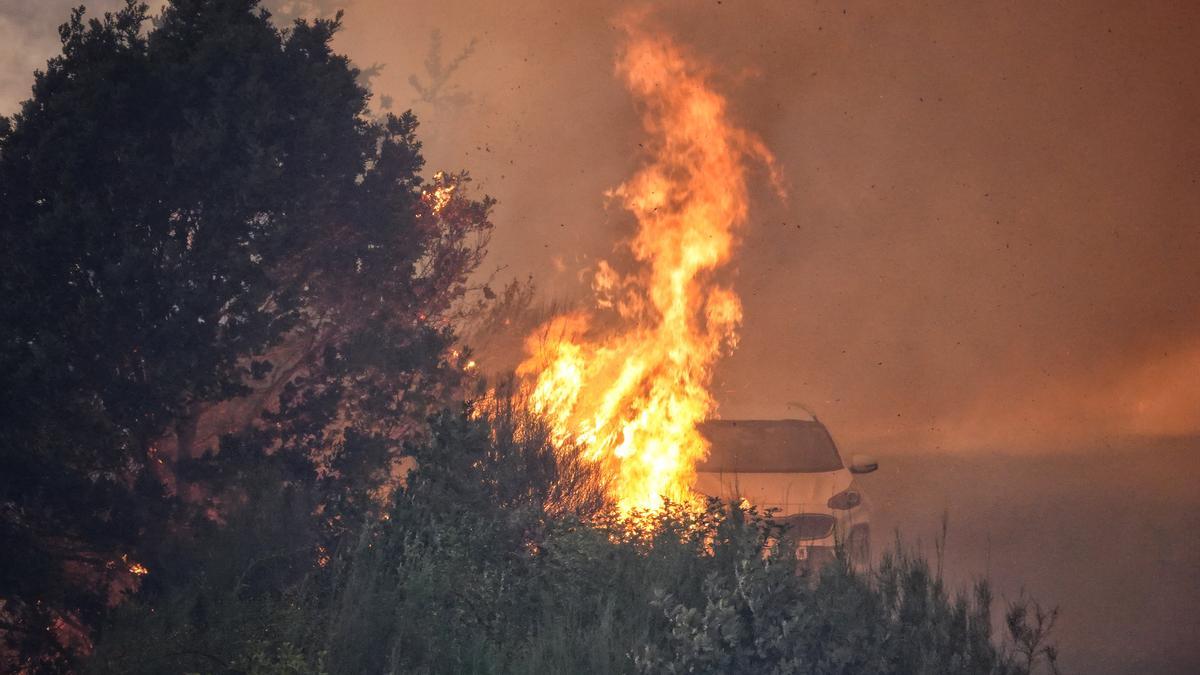 Vista del fuego, a 21 de agosto de 2025, en Anllarinos del Sil, León, Castilla y León