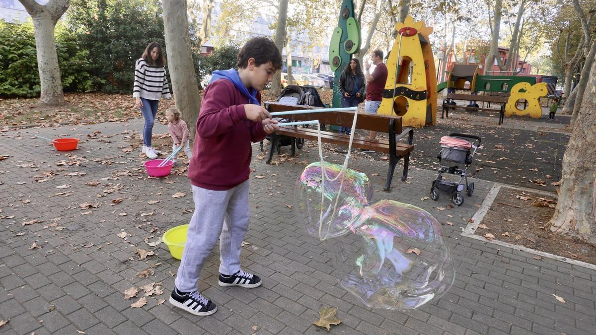 Taller de pompas gigantes en las fiestas de El Pilar.