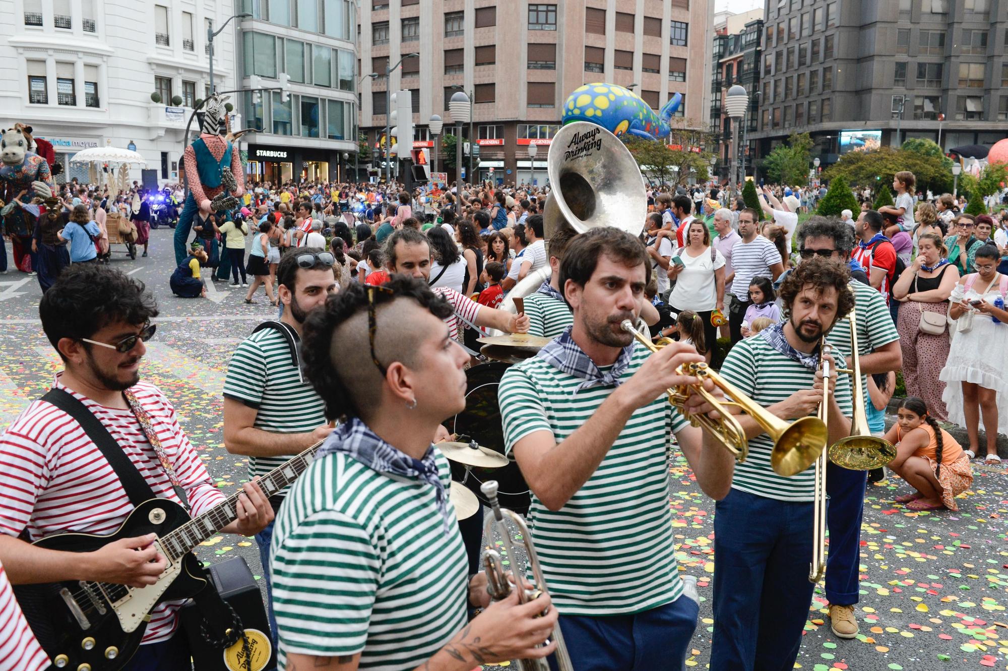 En imágenes: Bali y su séquito recorren Bilbao ante la mirada de miles de personas