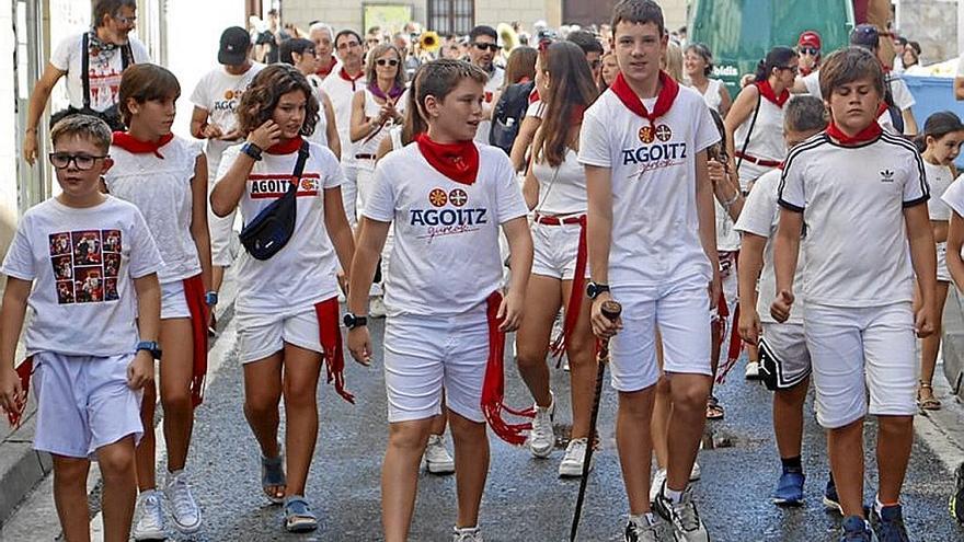 Alcalde y concejales txikis se encaminan hacia la fiesta de la espuma.