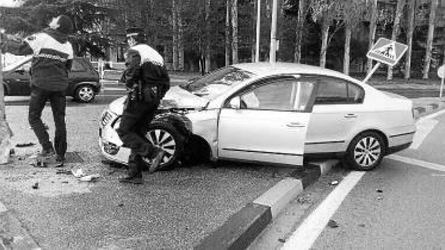 Un vehículo colisiona en Pamplona, sin heridos