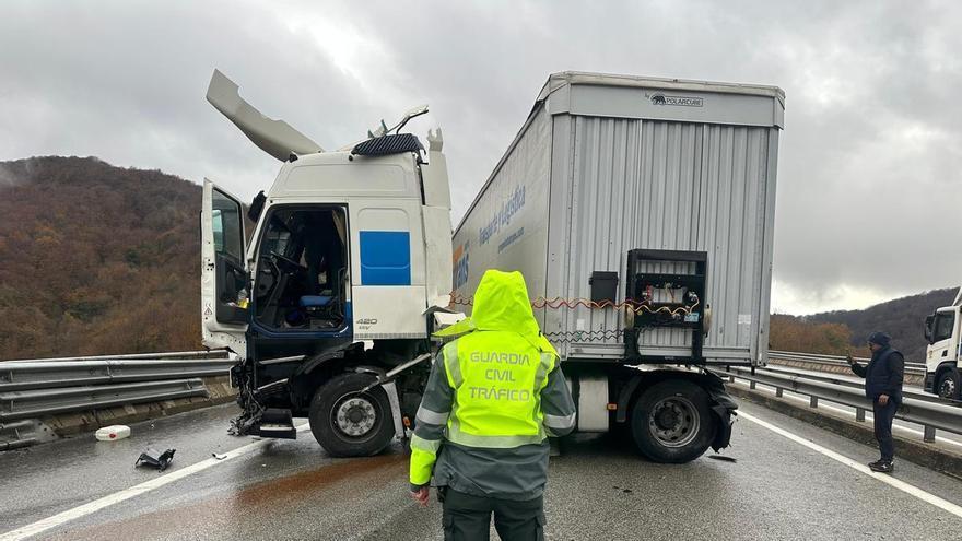 Herido leve un camionero tras hacer la &#039;tijera&#039; en Areso