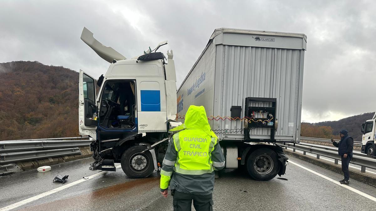 Un agente de Guardia Civil, junto al camión accidentado.